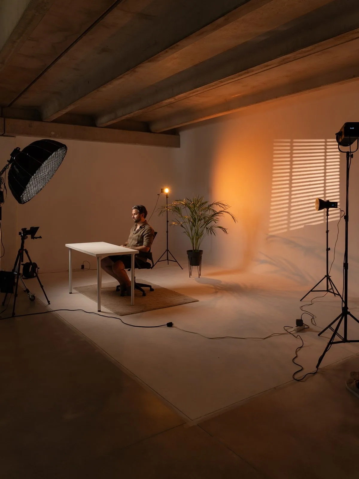 Plató del estudio fotográfico Inquieto en Palma con luz cálida y set de grabación