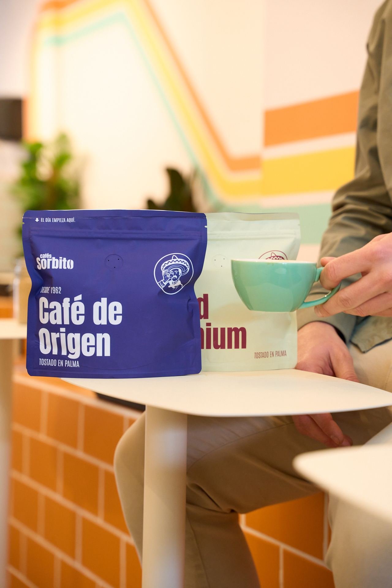 Bolsas de Café de Origen y Blend Premium de Cafés Sorbito en una cafetería