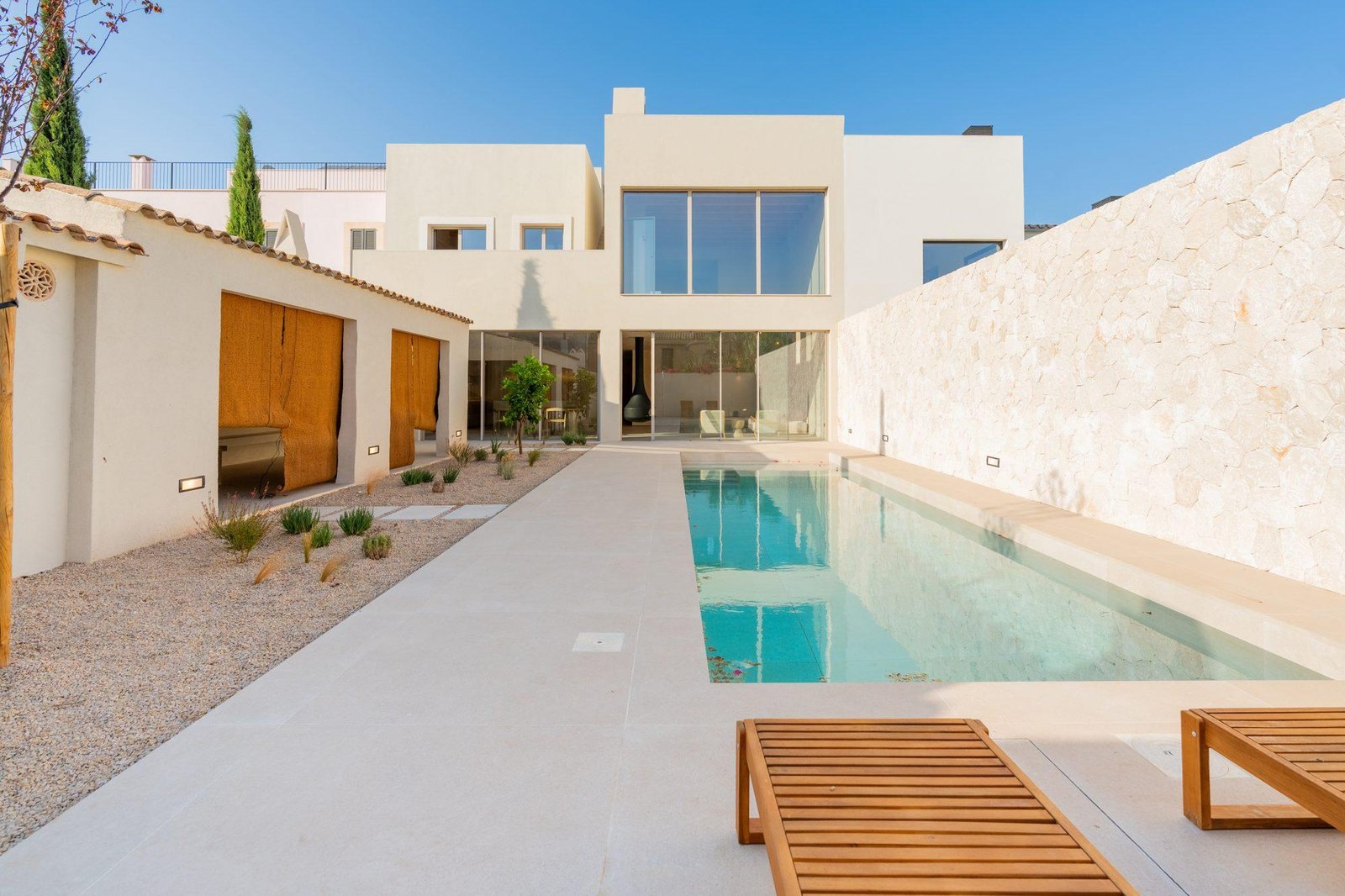 Casa con piscina y patio de piedra en Mallorca