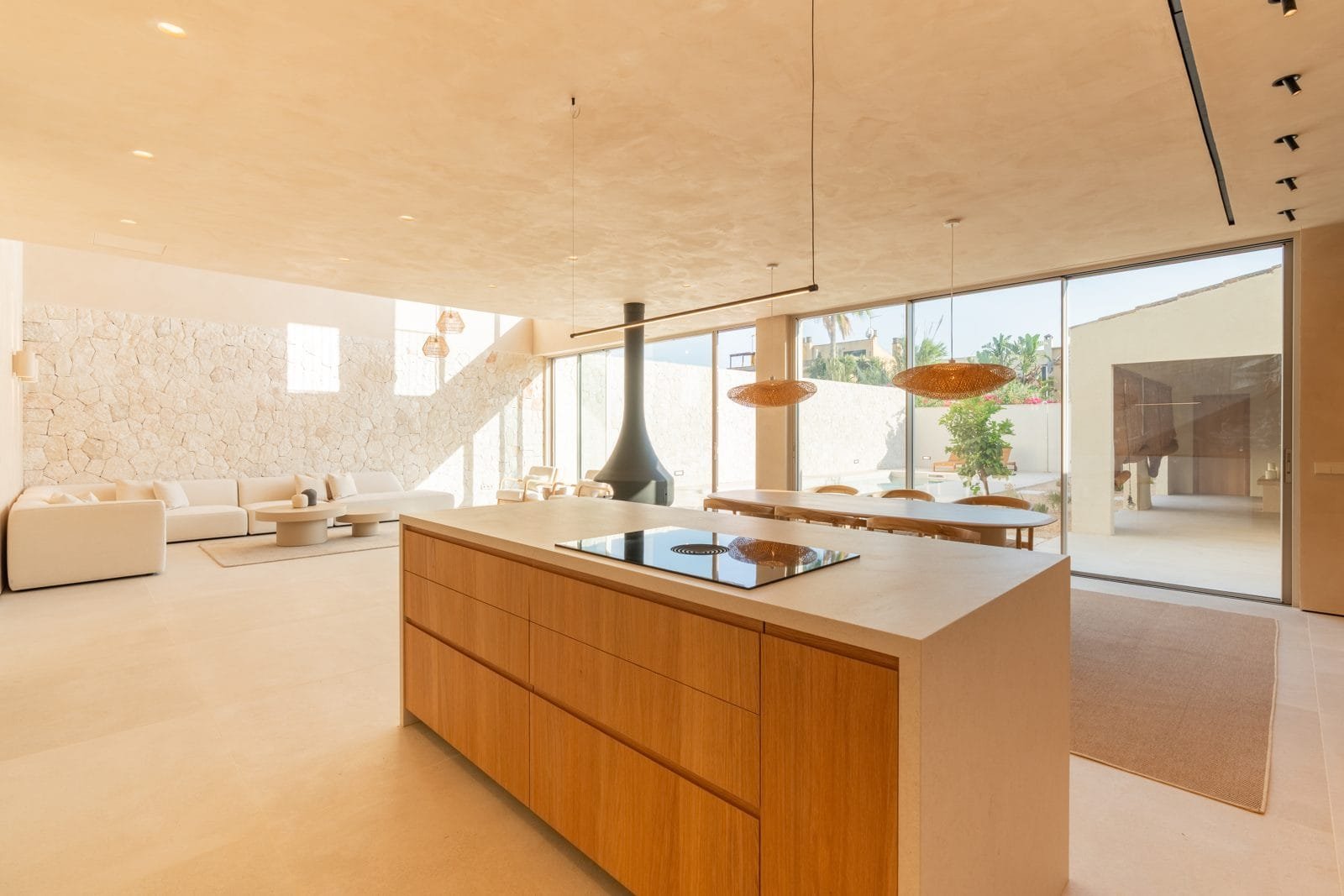 Cocina abierta al salón con chimenea suspendida