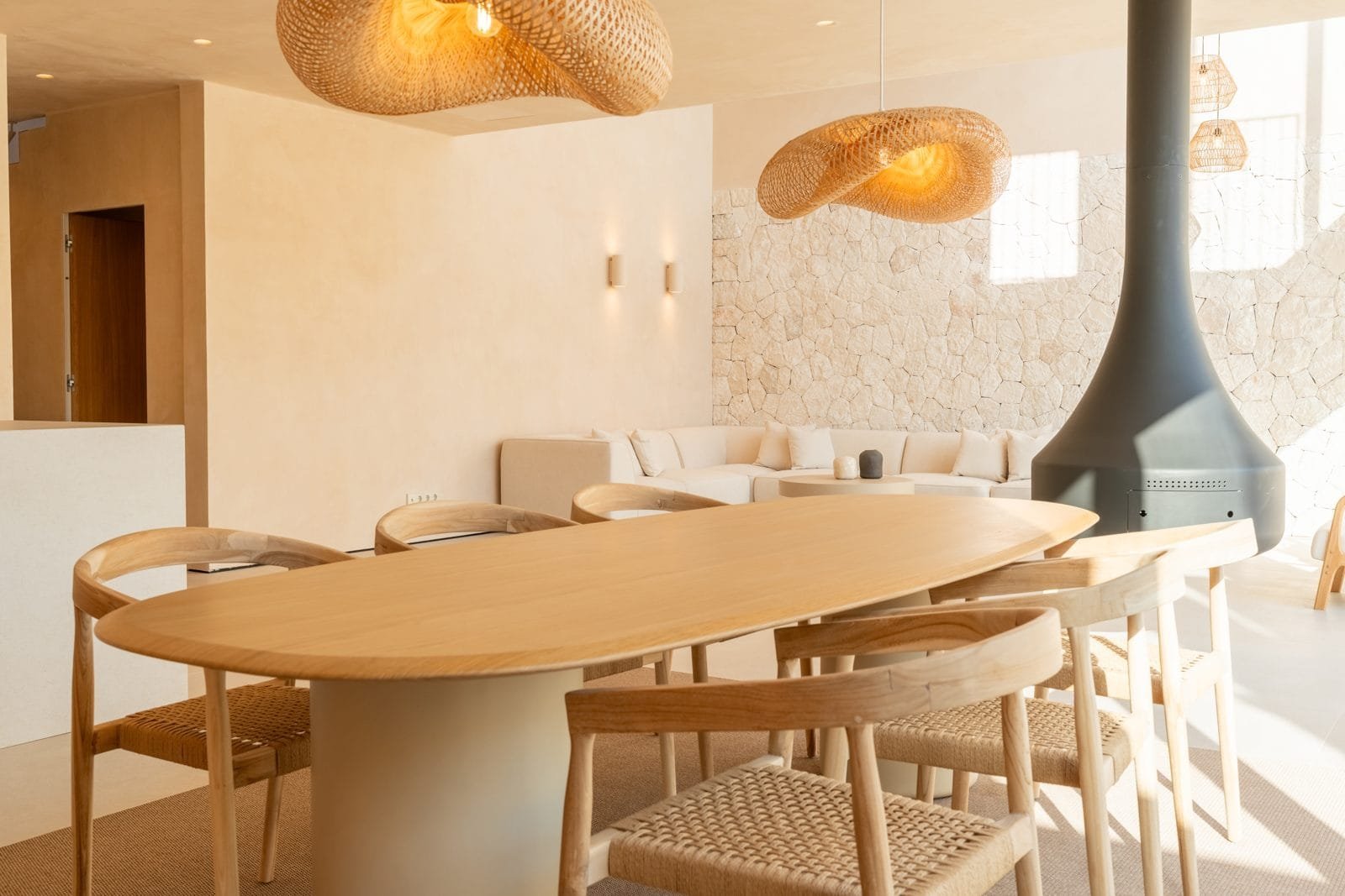 Comedor con lámparas de mimbre y luz natural
