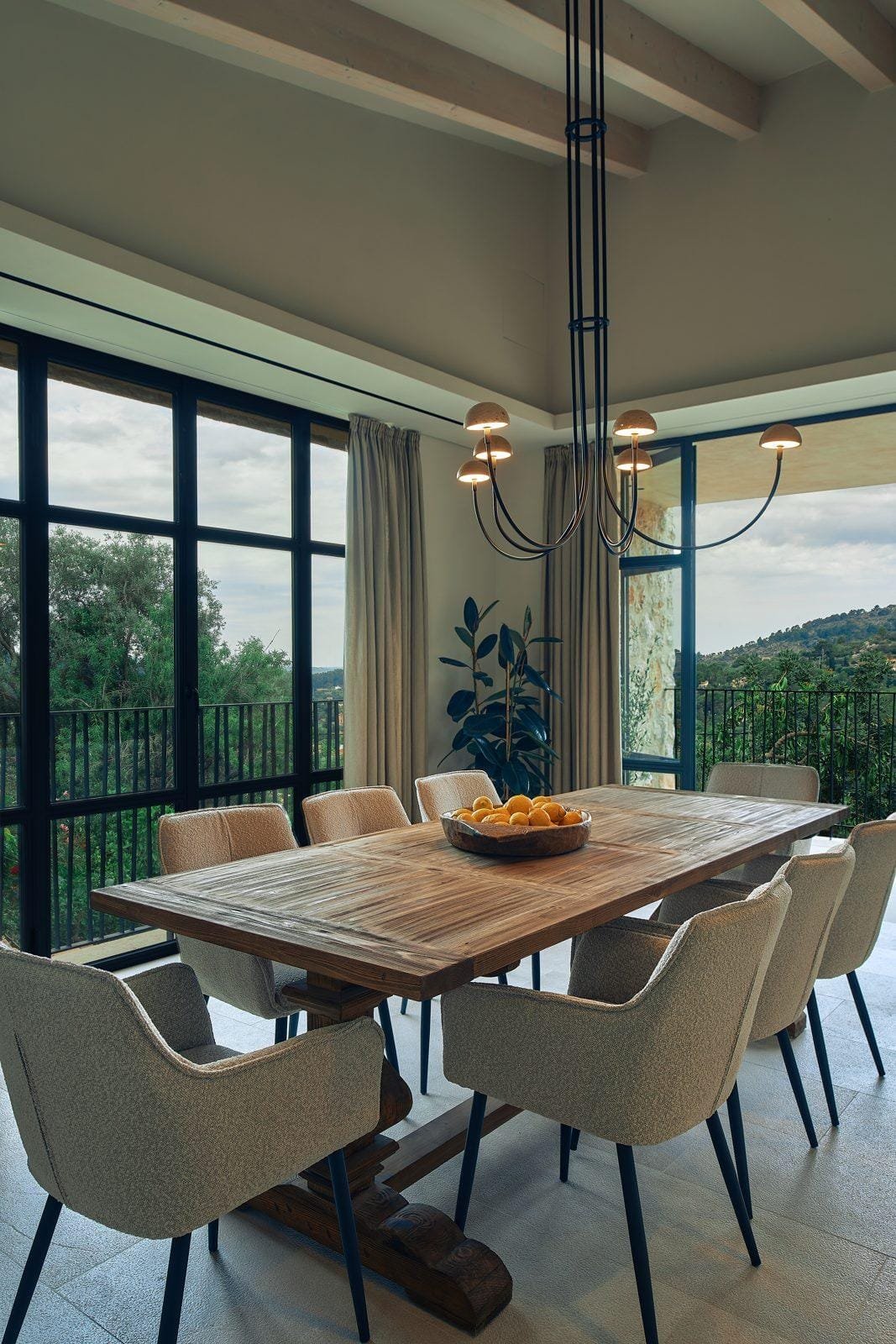 Comedor con ventanales y vistas al valle