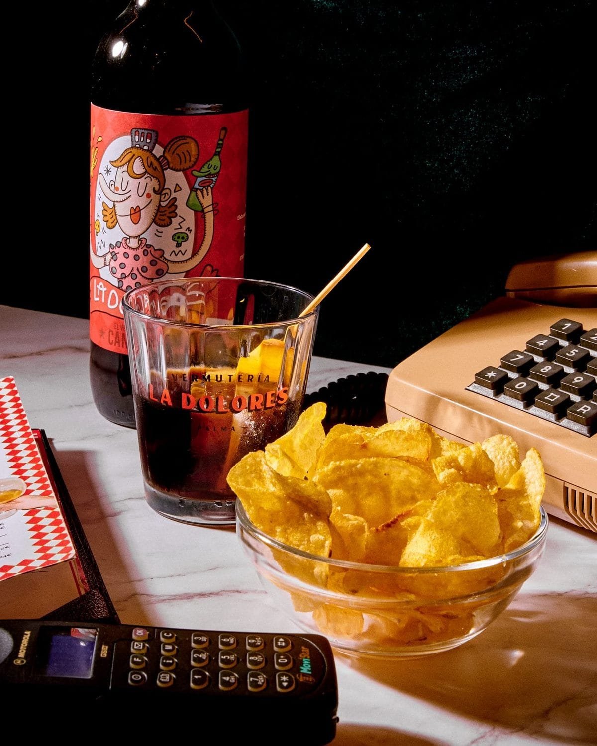 Vermut y patatas fotografiados para las redes sociales de La Dolores en Palma