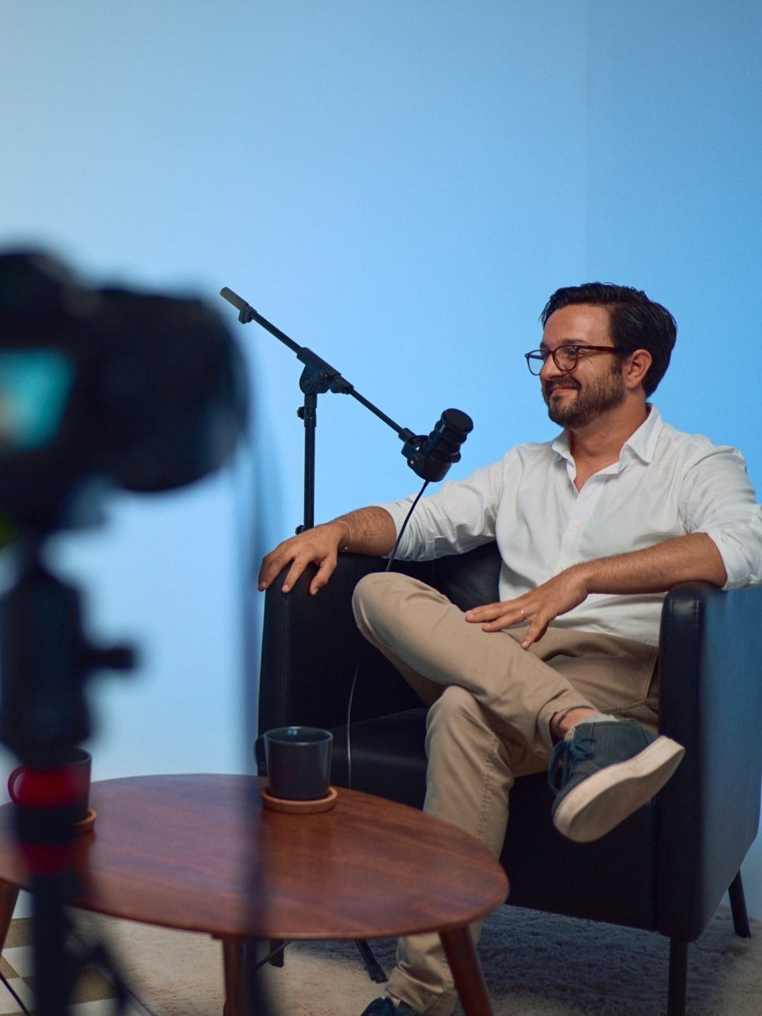 Invitado hablando al micrófono durante la grabación de un podcast