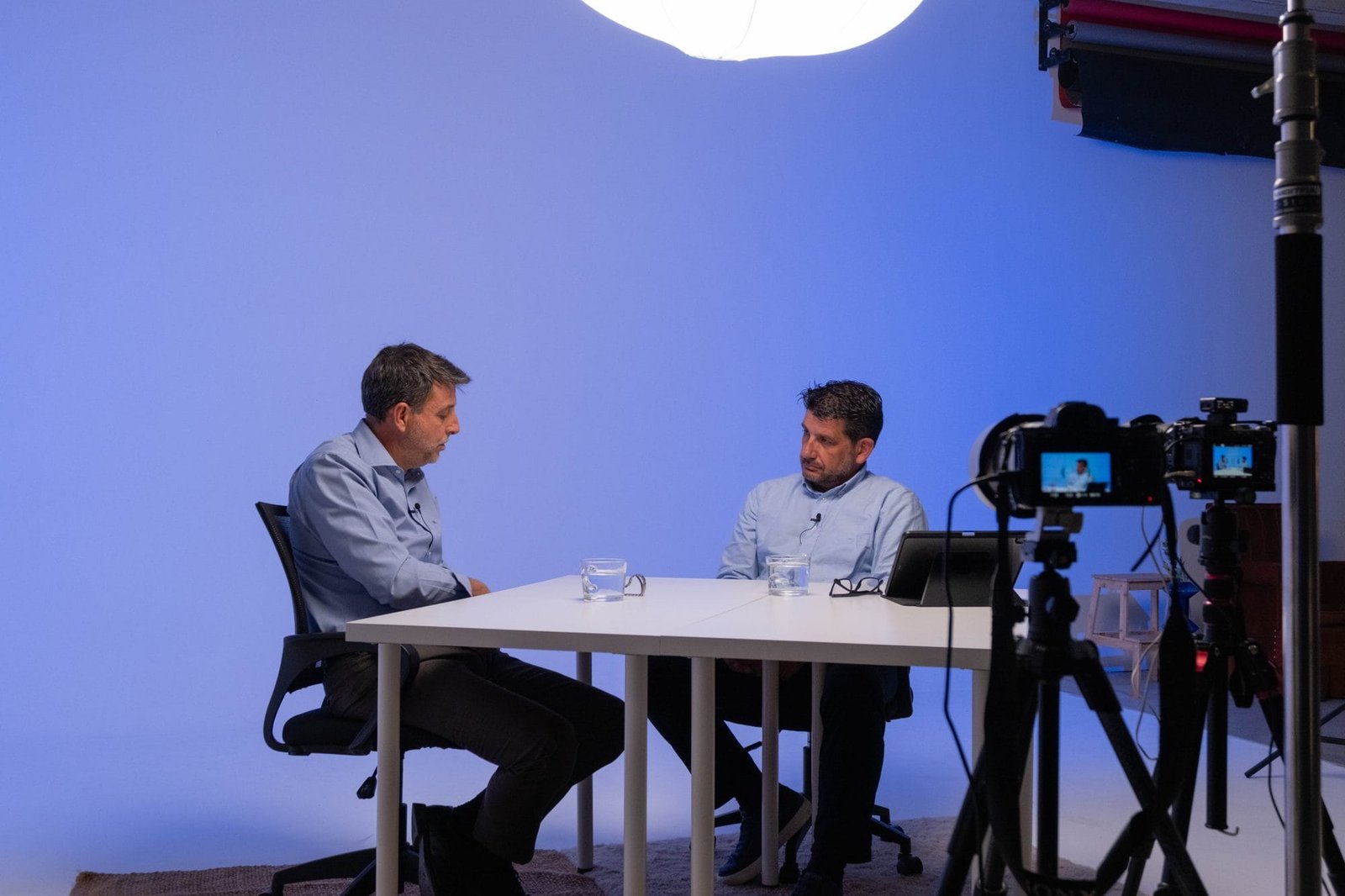 Entrevista en vídeo grabada con dos cámaras sobre fondo azul en el estudio de Palma