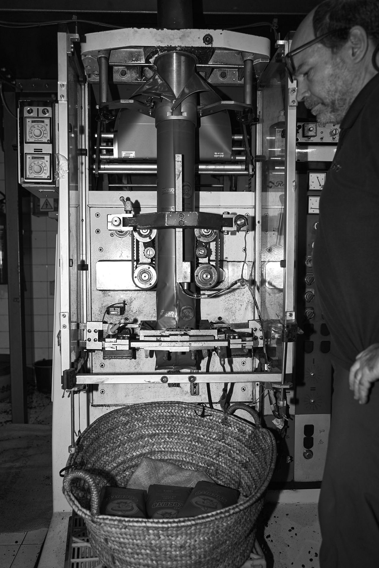 Máquina envasadora de Cafés Sorbito en la fábrica, en blanco y negro