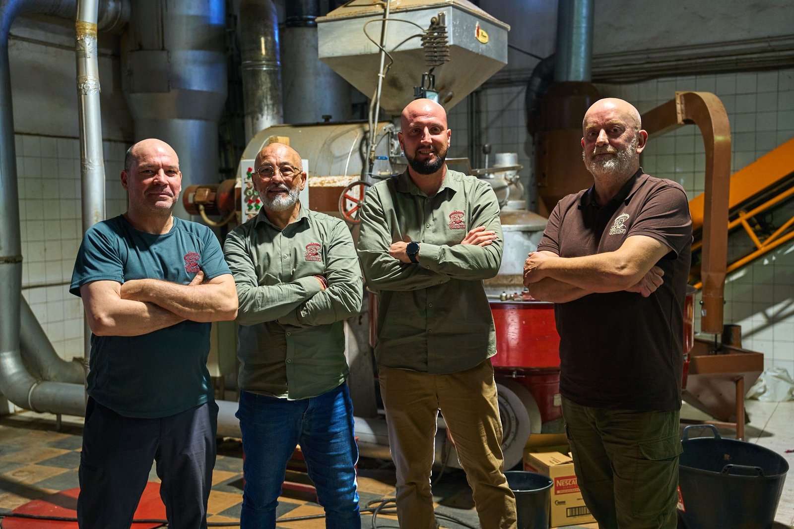 Equipo de Cafés Sorbito delante de la tostadora en su fábrica de Palma