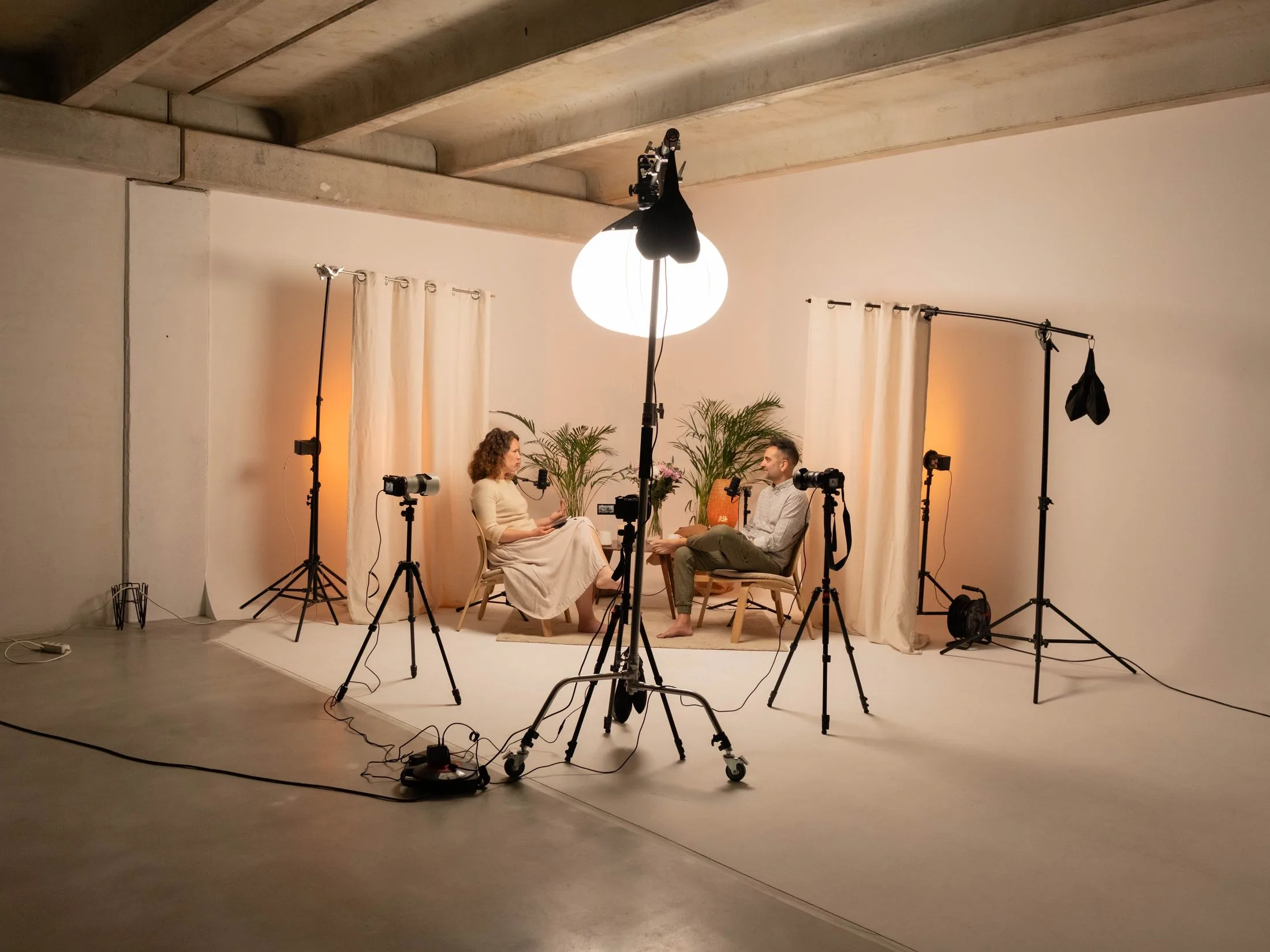 Set de entrevista y podcast con luz cálida y tres cámaras en Inquieto Studio