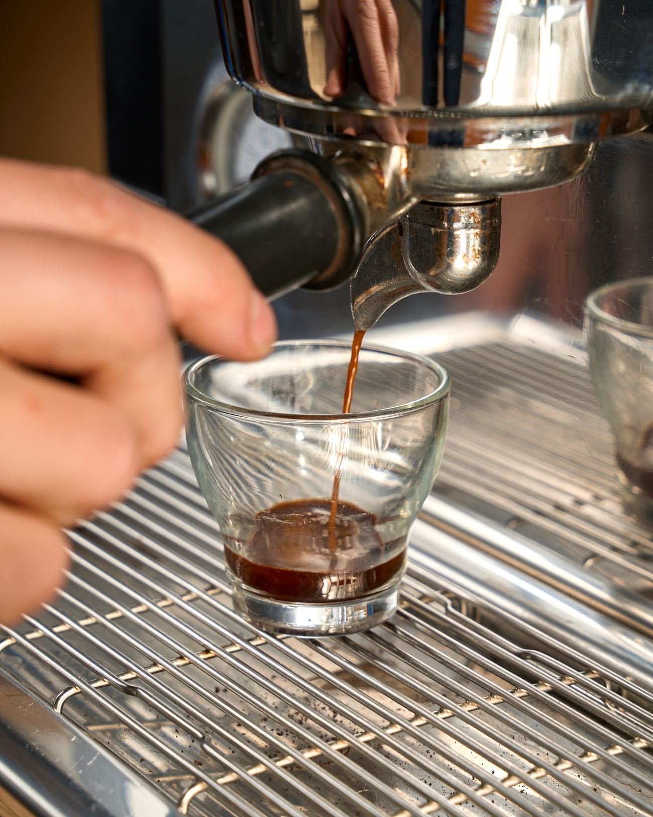 Extracción de un espresso en vaso de cristal