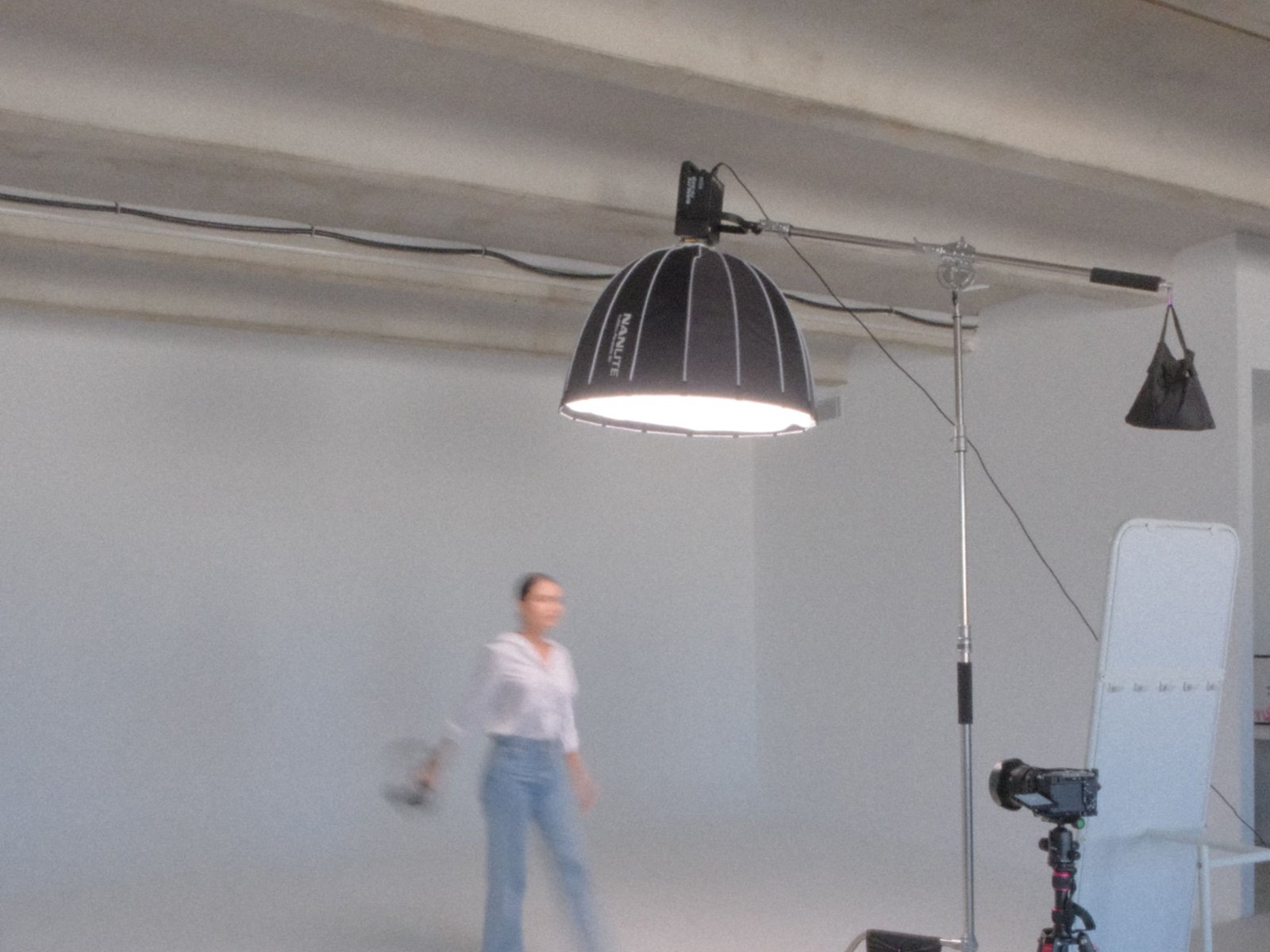 Backstage de una sesión de fotos y vídeo para una marca en el estudio de Inquieto en Palma de Mallorca