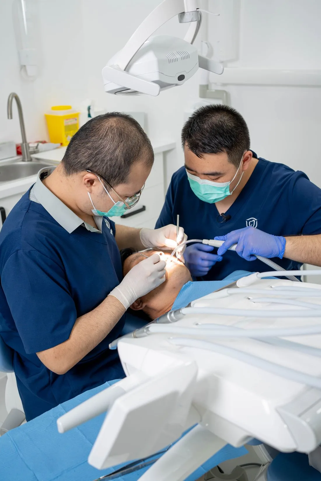 Fotografía corporativa del equipo de la Clínica Dental Sinowei atendiendo a un paciente en Palma