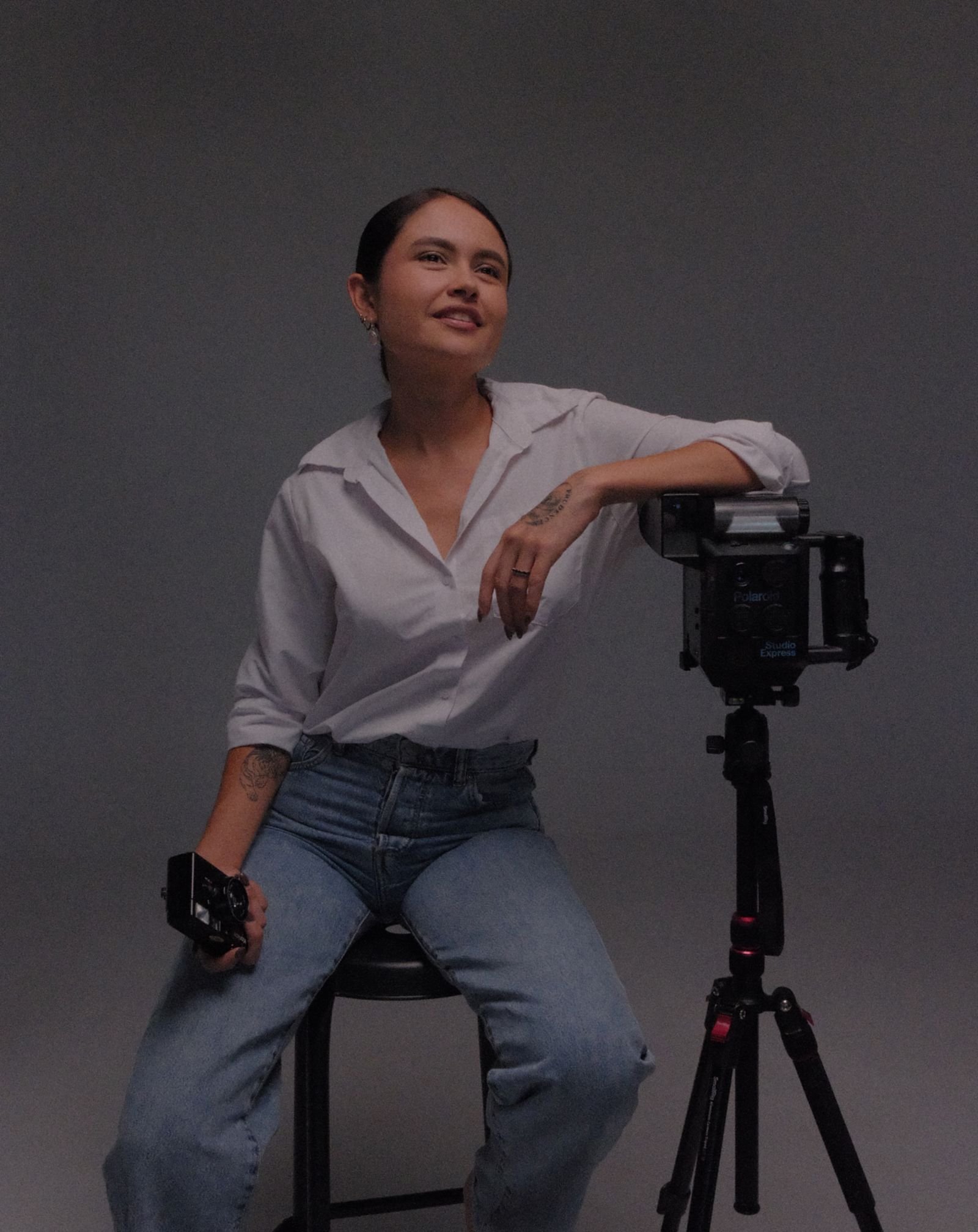 Sesión de marca personal de una fotógrafa con su cámara en el estudio