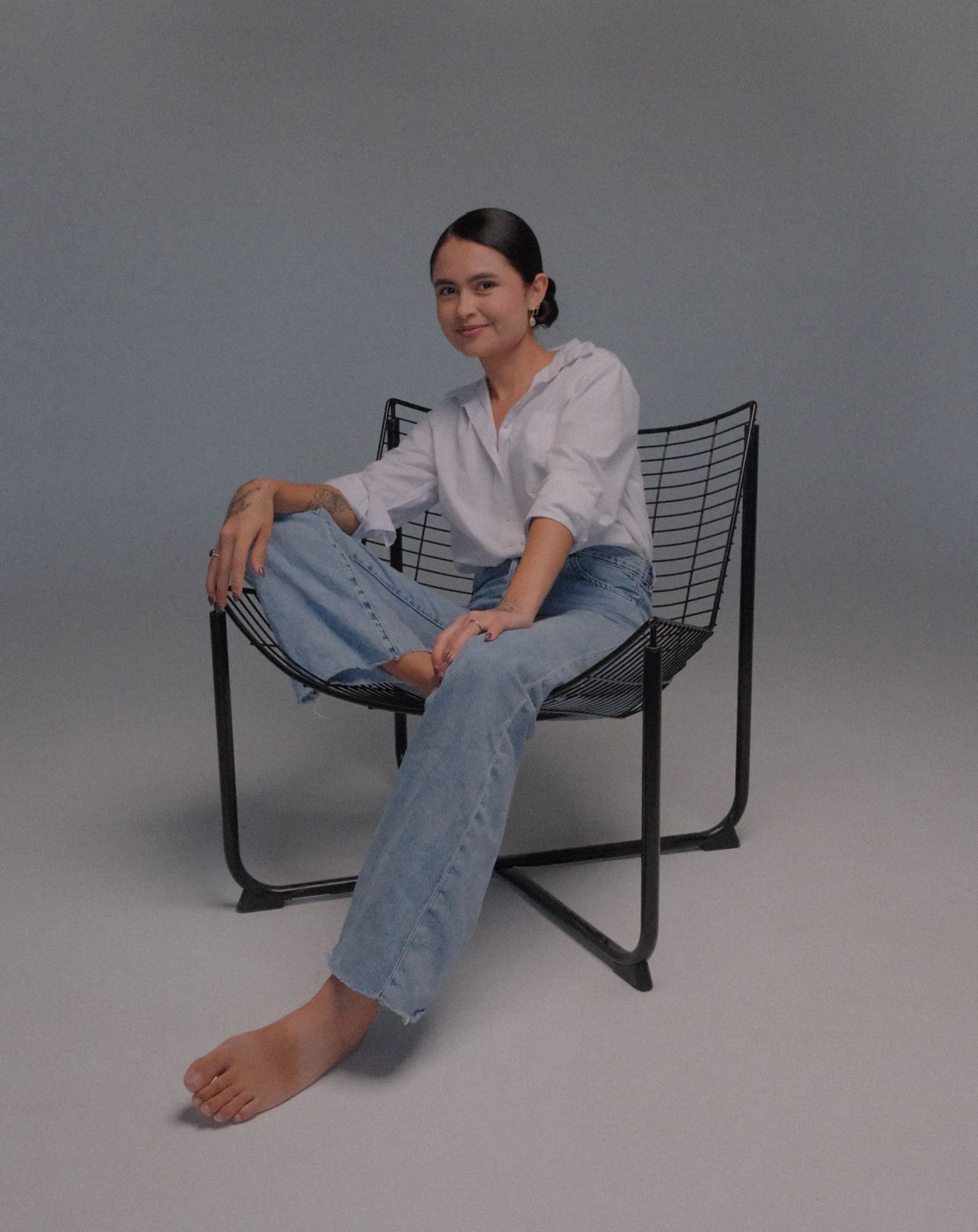 Fotografía de marca personal en silla sobre fondo gris