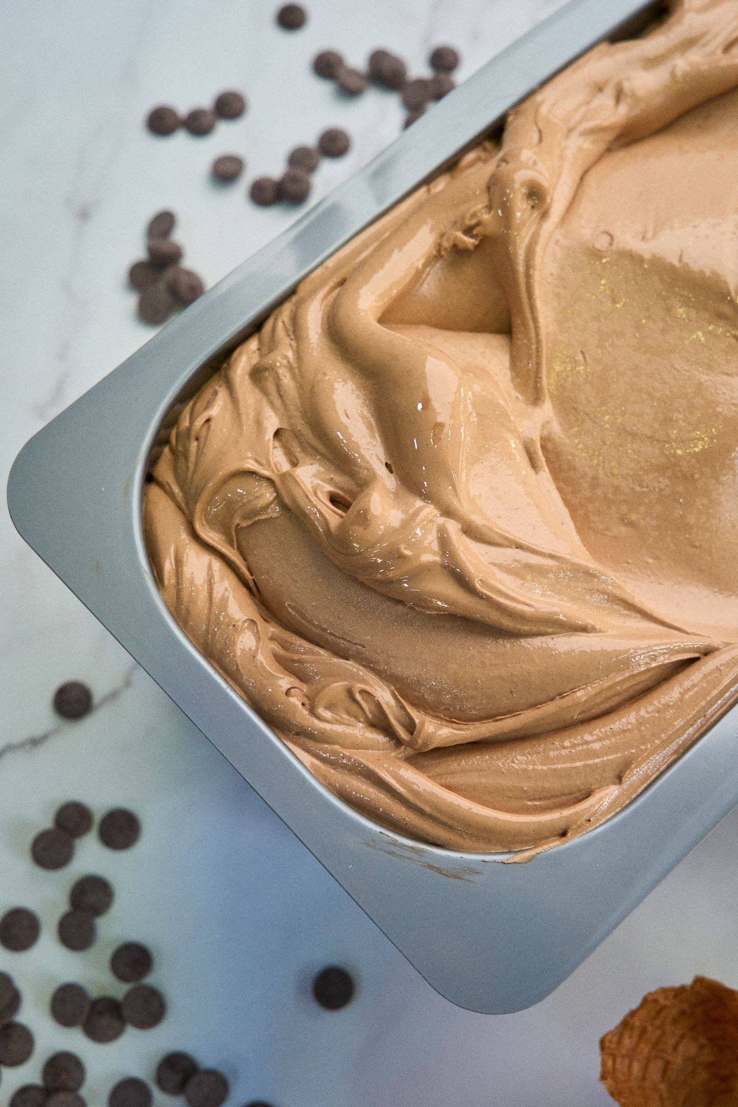 Fotografía de producto para heladería: cubeta de helado de chocolate sobre mármol