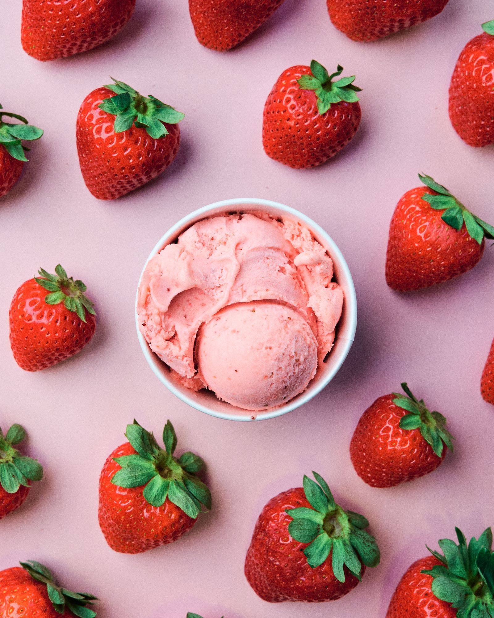 Fotografía de producto de helado de fresa rodeado de fresas para Helados Palma