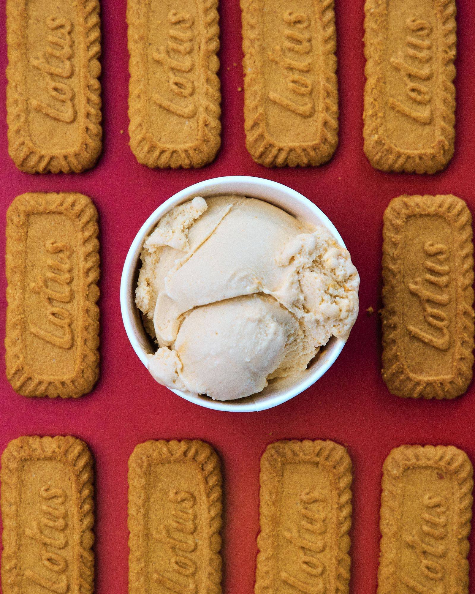 Fotografía de producto de helado de galleta Lotus sobre fondo rojo