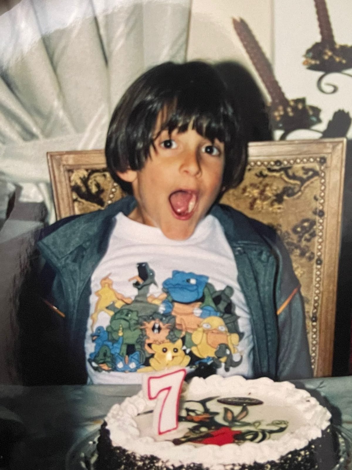 Jonatan, fundador de Inquieto Studio, de niño celebrando su séptimo cumpleaños