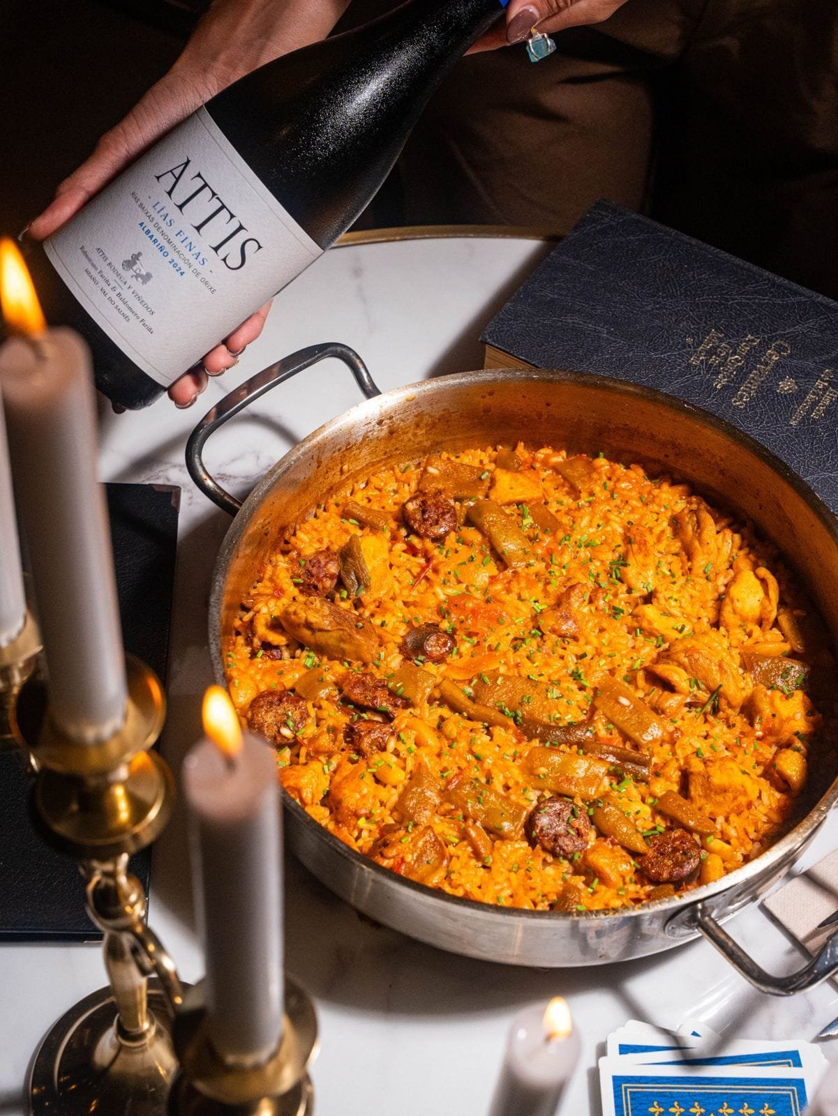 Arroz de la casa servido con albariño