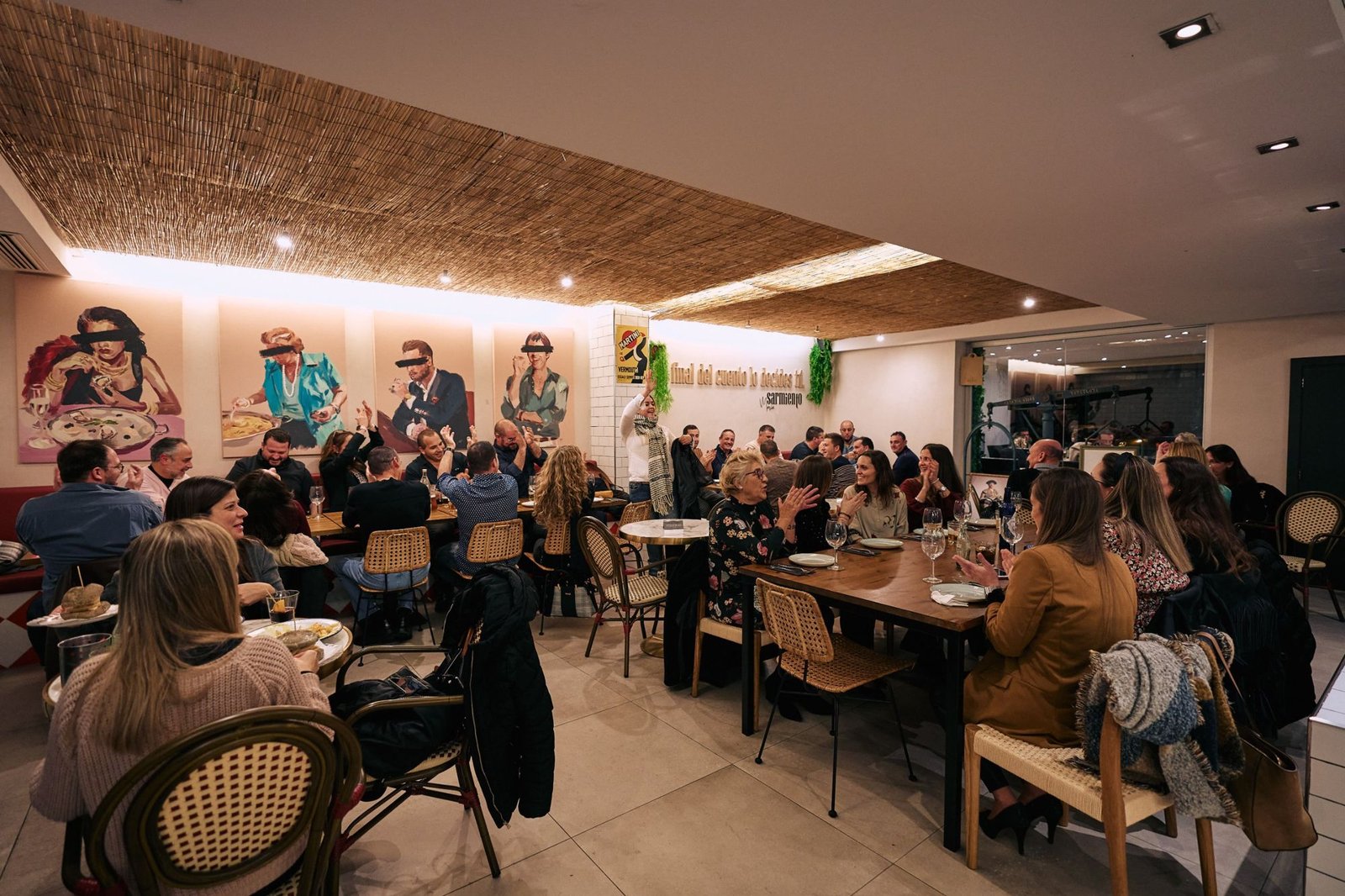 Sala de la vermutería La Dolores llena de clientes en Palma