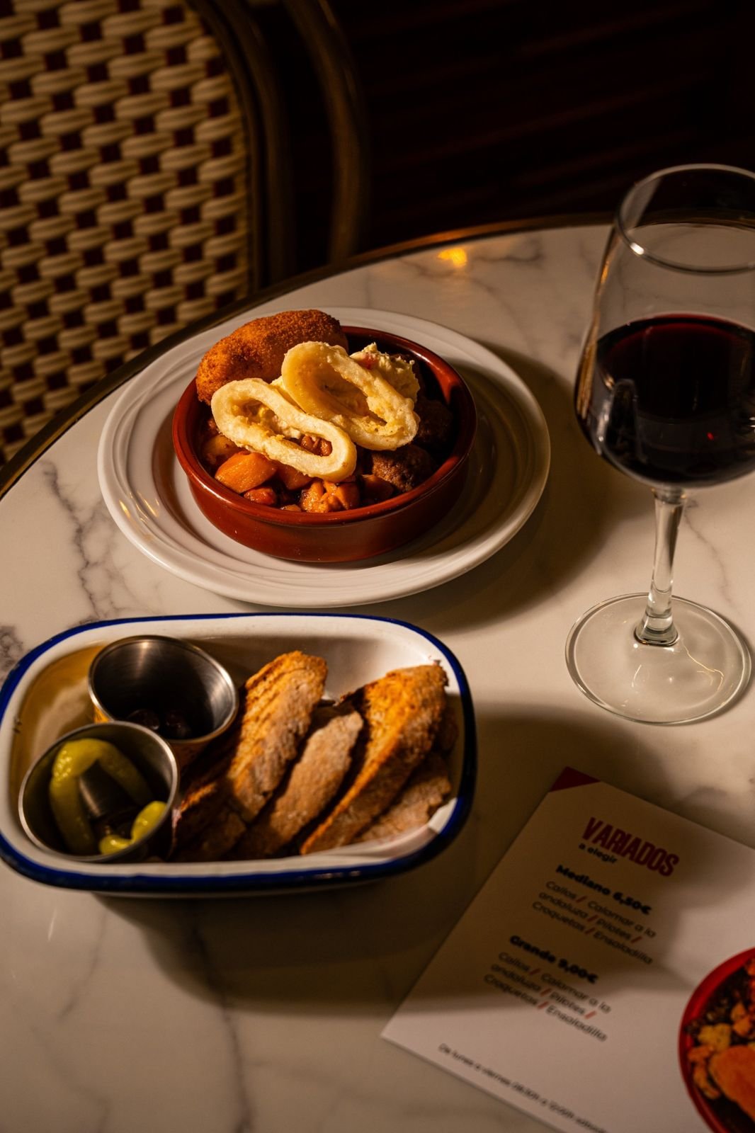 Variados de tapas con copa de vino tinto