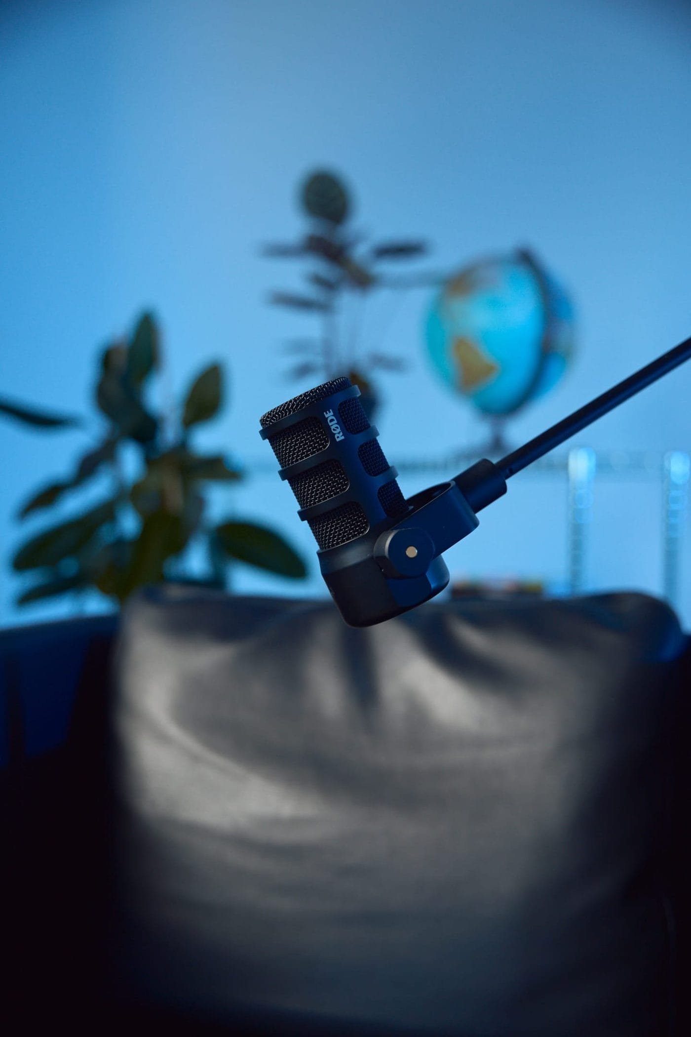 Micrófono RØDE del set de podcast