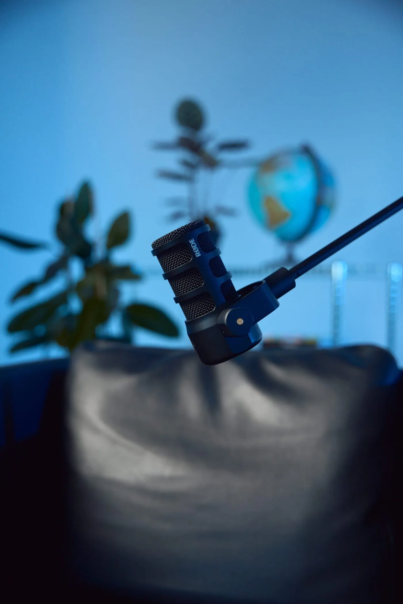 Micrófono profesional RØDE en el set de podcast de Inquieto Studio en Palma