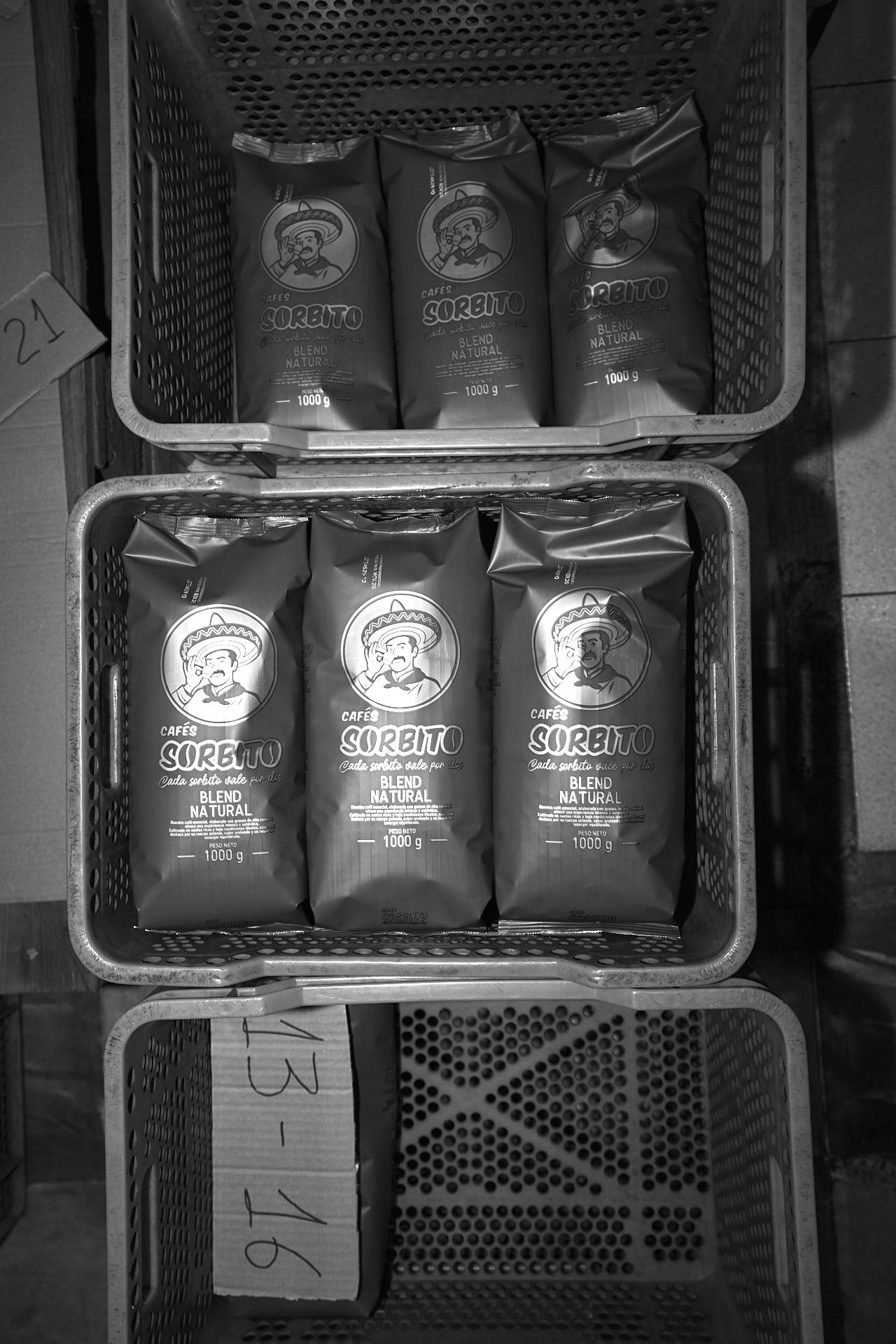 Paquetes de Blend Natural de Cafés Sorbito en cajas, en blanco y negro