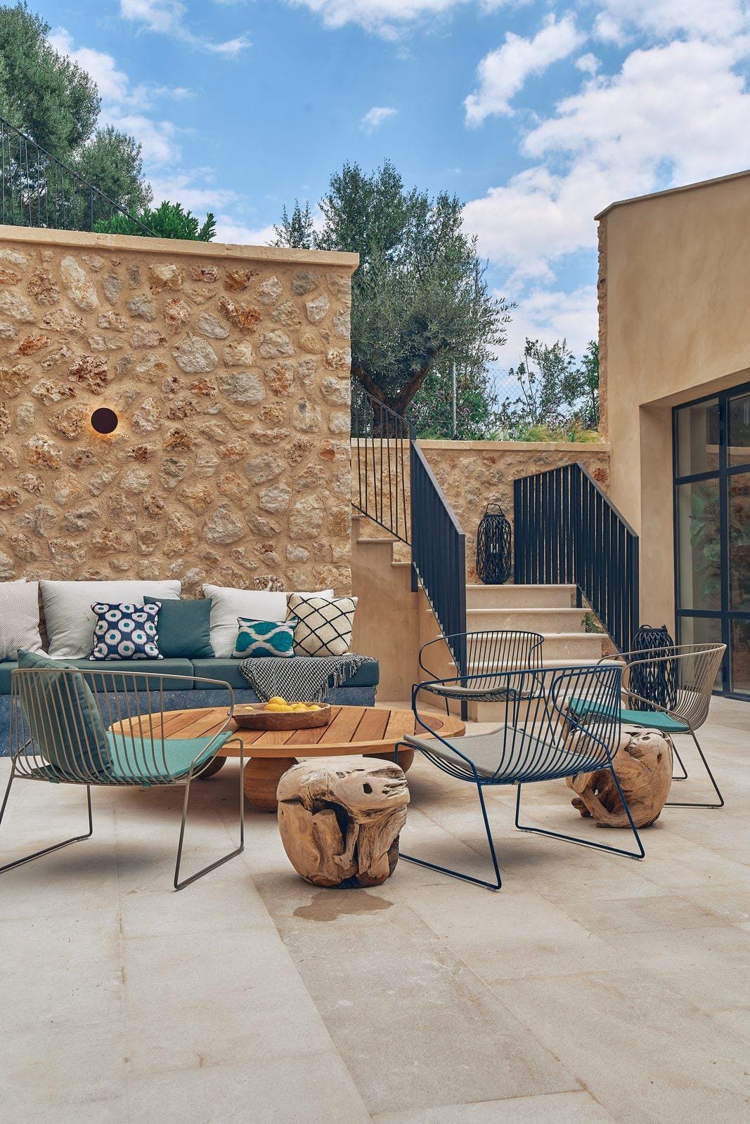 Patio exterior con muro de piedra mallorquina