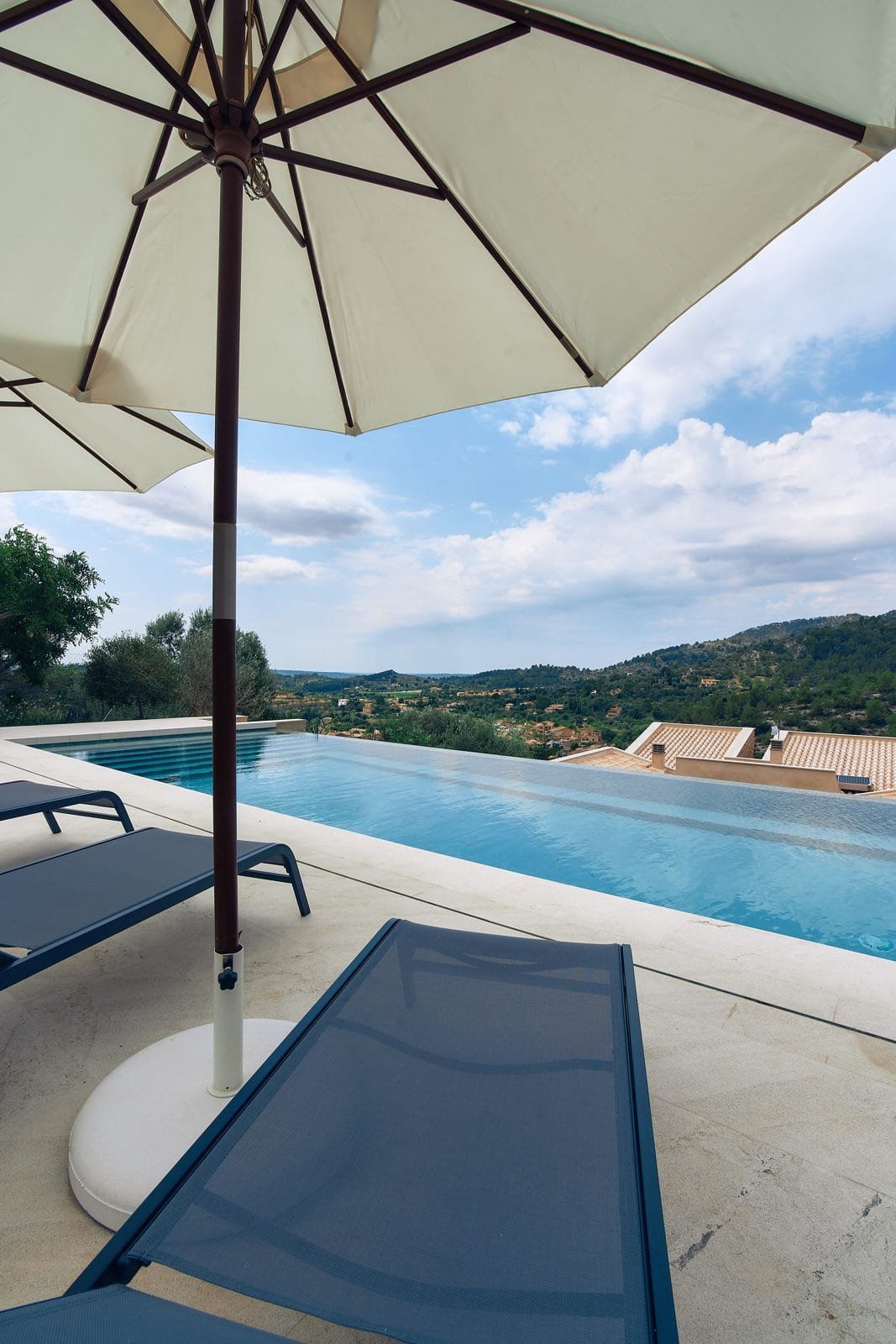 Piscina desbordante con vistas a la montaña en Mallorca