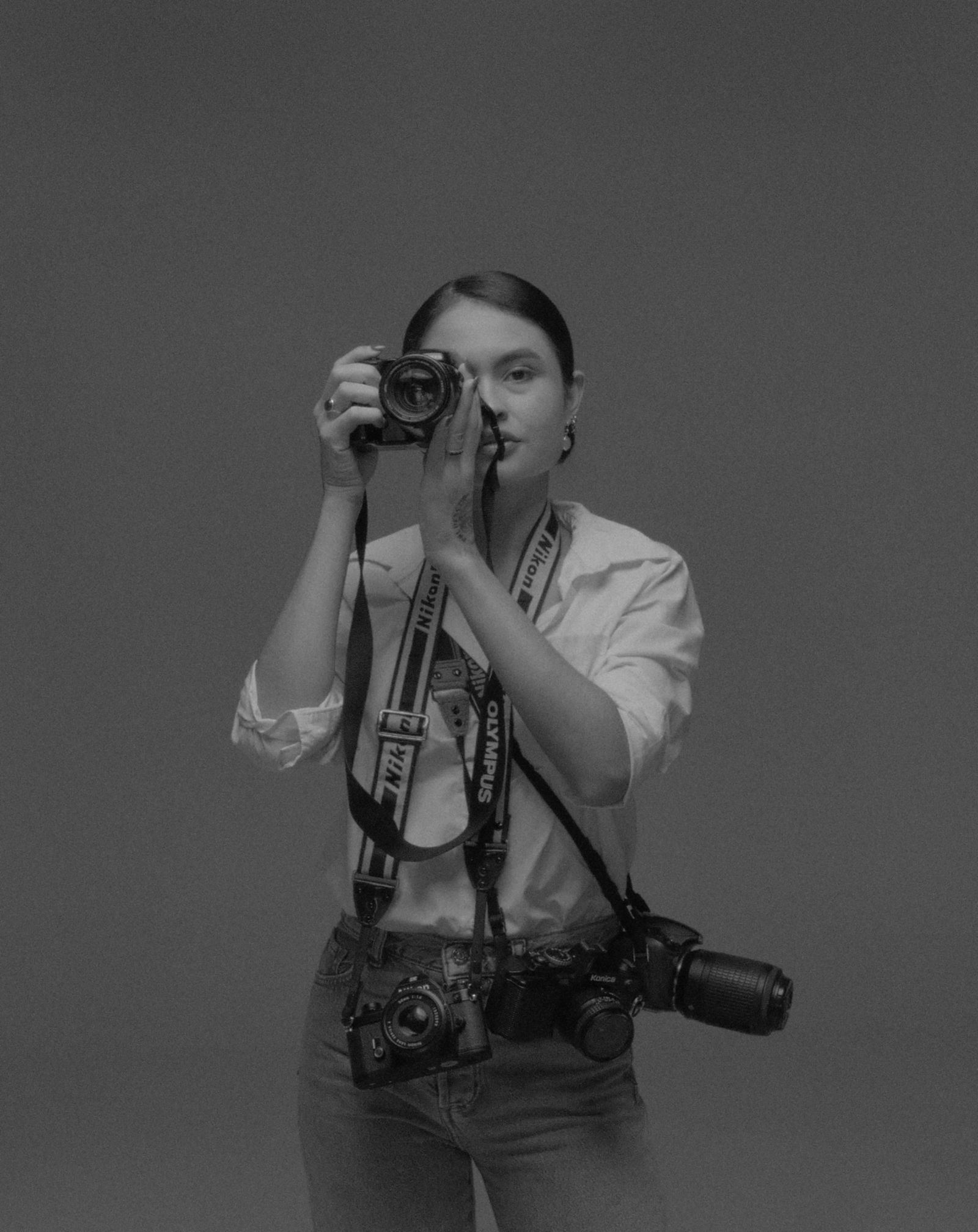 Retrato en blanco y negro de marca personal con cámara