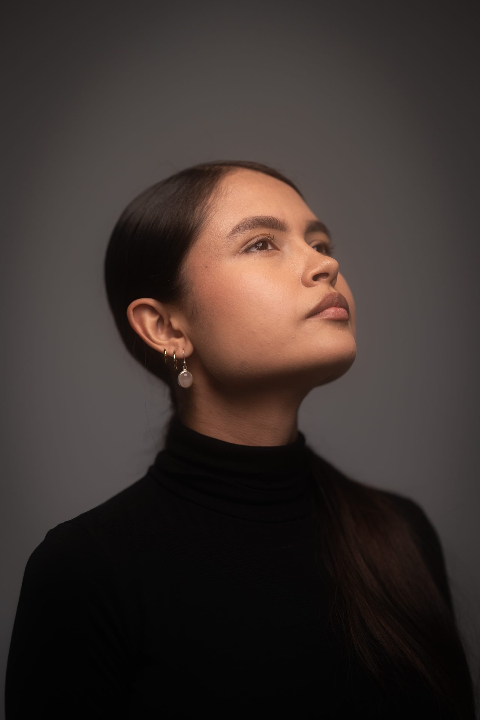 Retrato con iluminación de estudio sobre fondo oscuro
