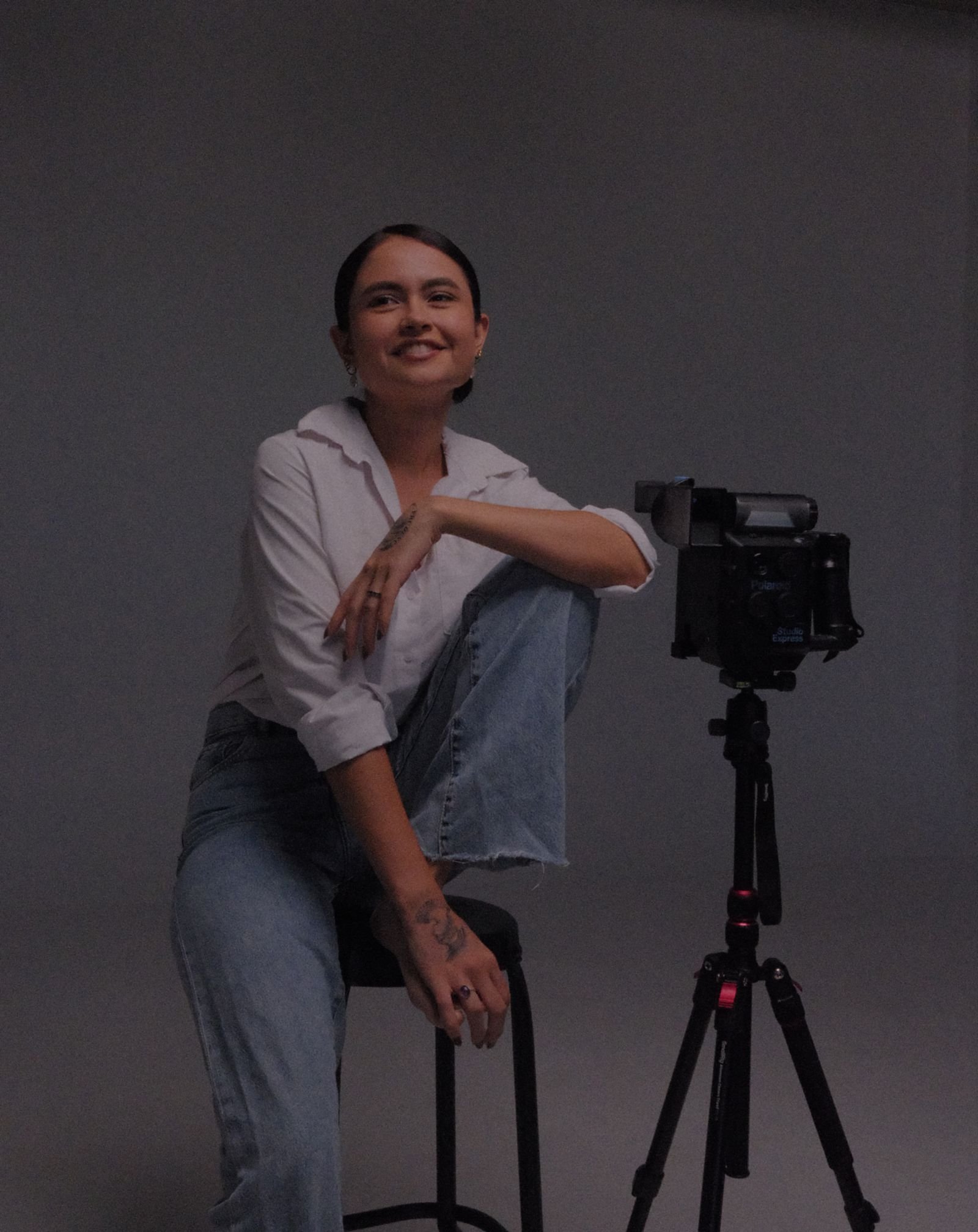 Emprendedora posando con su equipo de trabajo en una sesión de marca personal