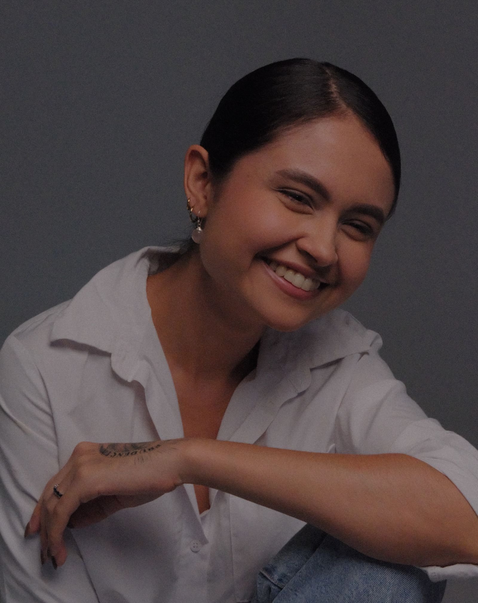 Retrato profesional sonriendo con luz suave de estudio