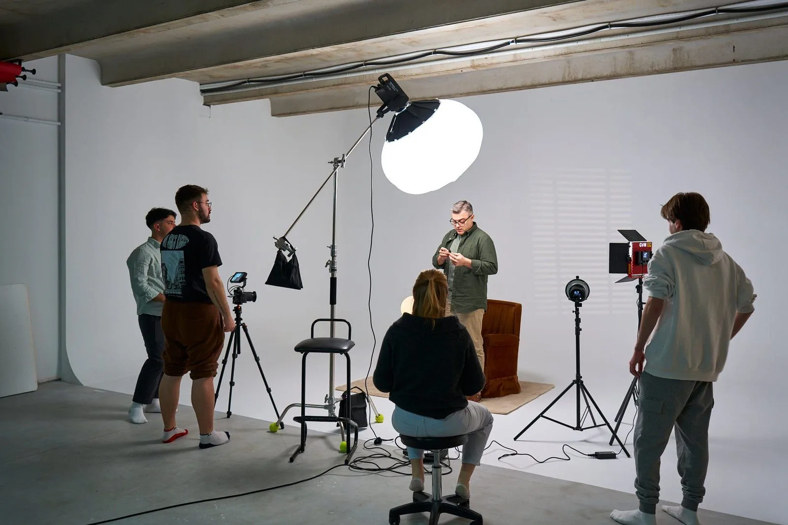 Equipo de Inquieto Studio durante una sesión de fotos con iluminación profesional