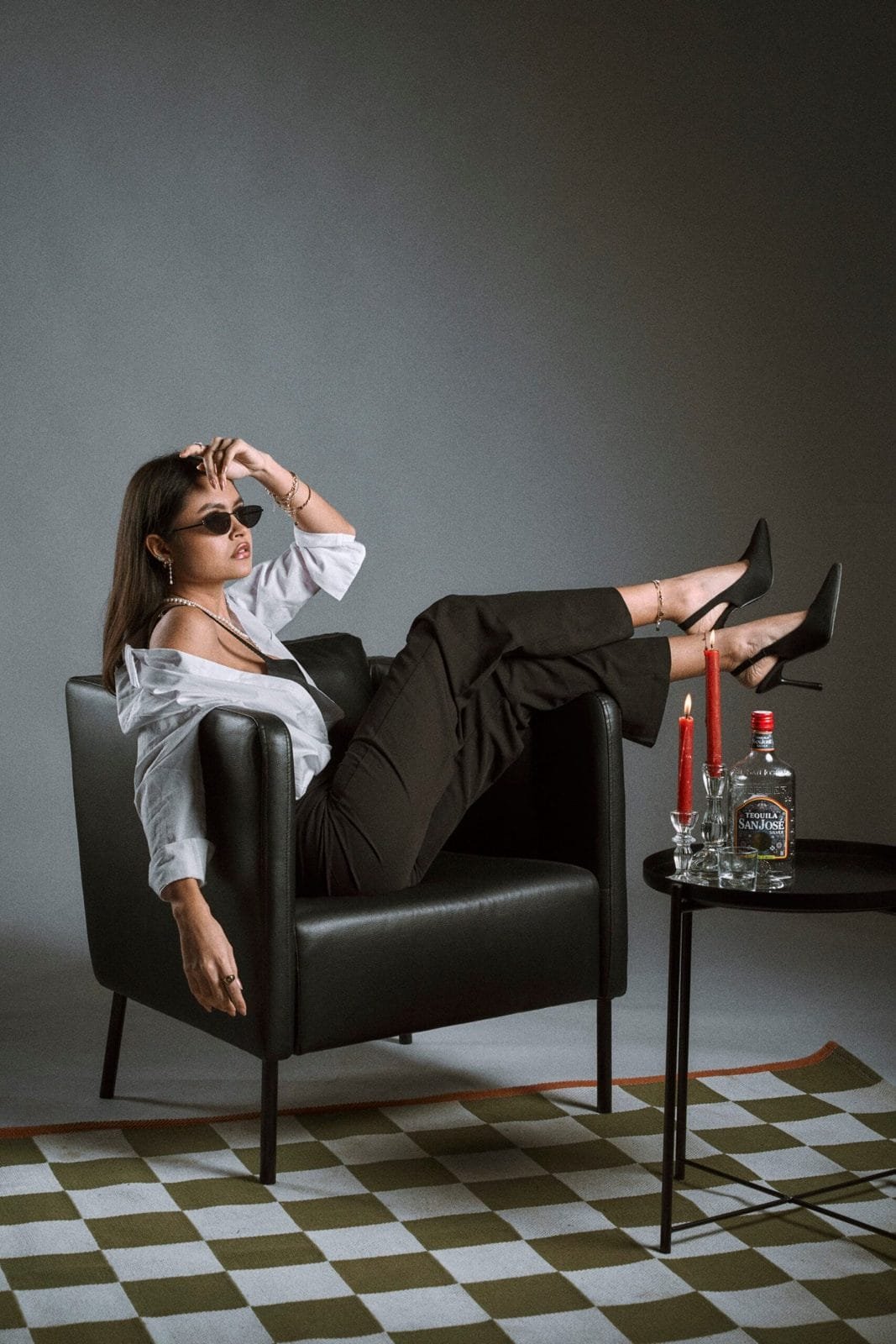 Mujer posando en un sillón con atrezo en el estudio Inquieto de Palma