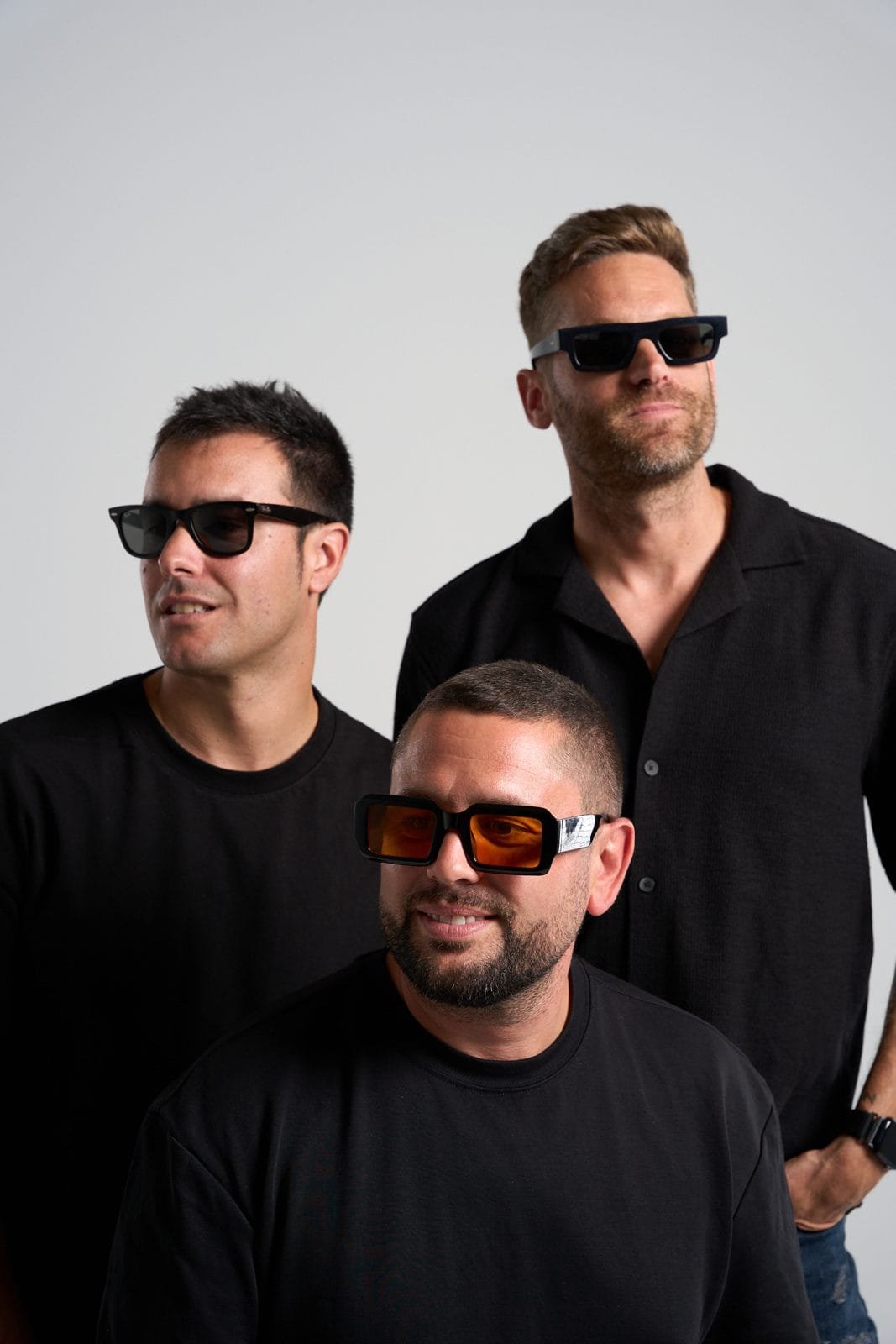 Tres amigos con gafas de sol en una sesión selfie en el estudio de Palma