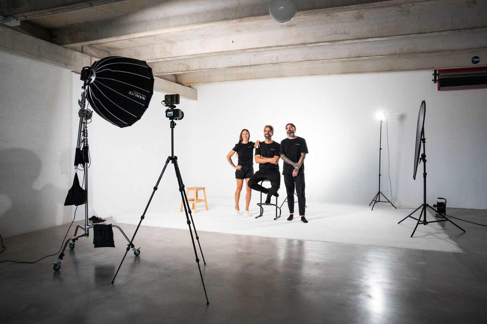 Estudio de sesión selfie con fondo blanco, luz profesional y cámara en Inquieto Studio Palma
