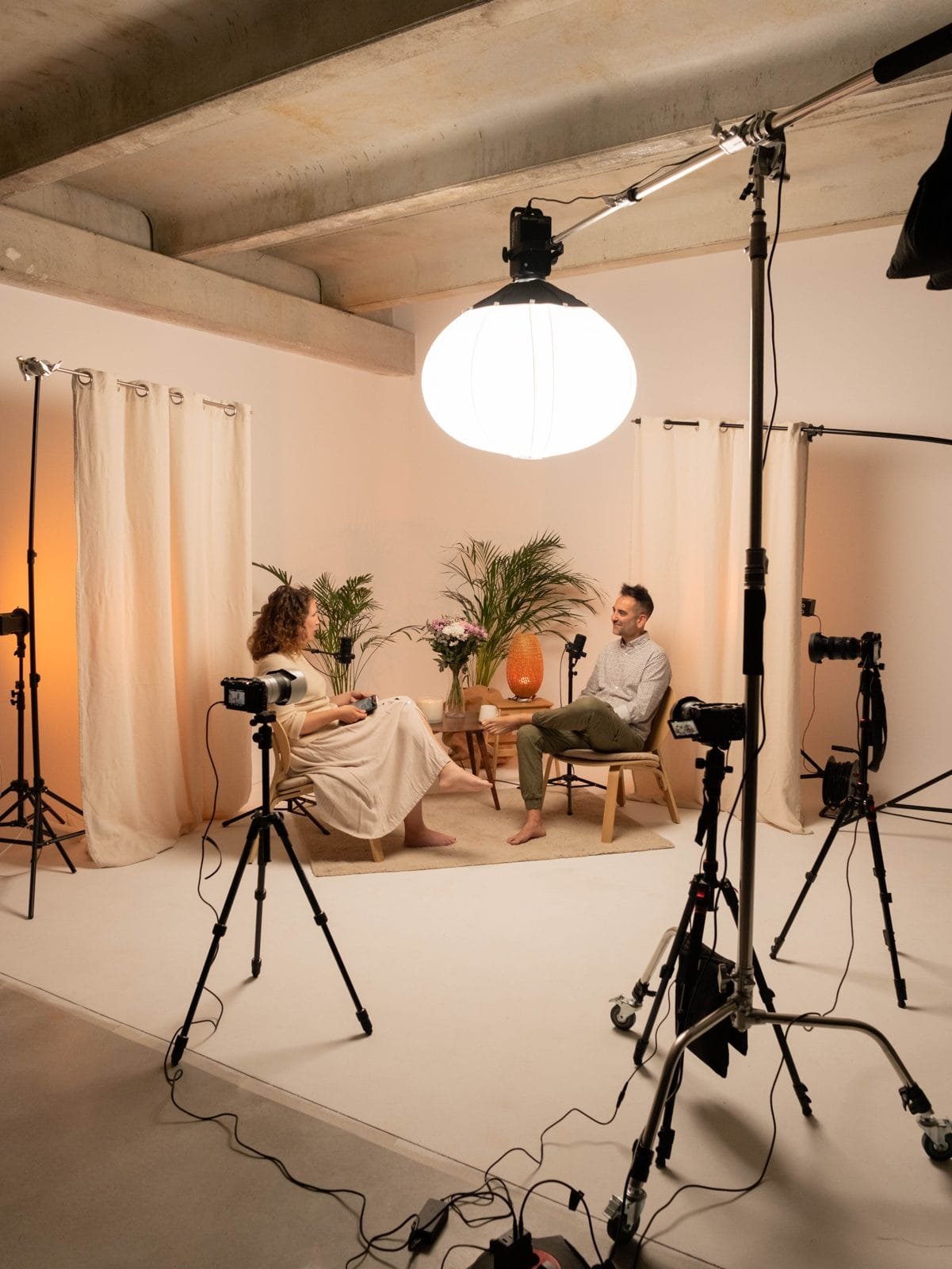 Set de podcast con cortinas, plantas y tres cámaras en Palma