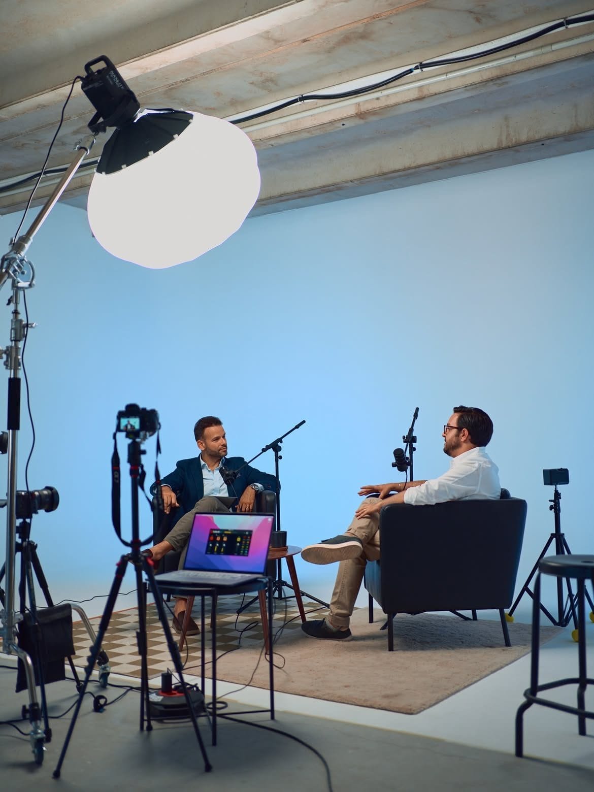 Dos invitados grabando un videopodcast con iluminación profesional en Palma