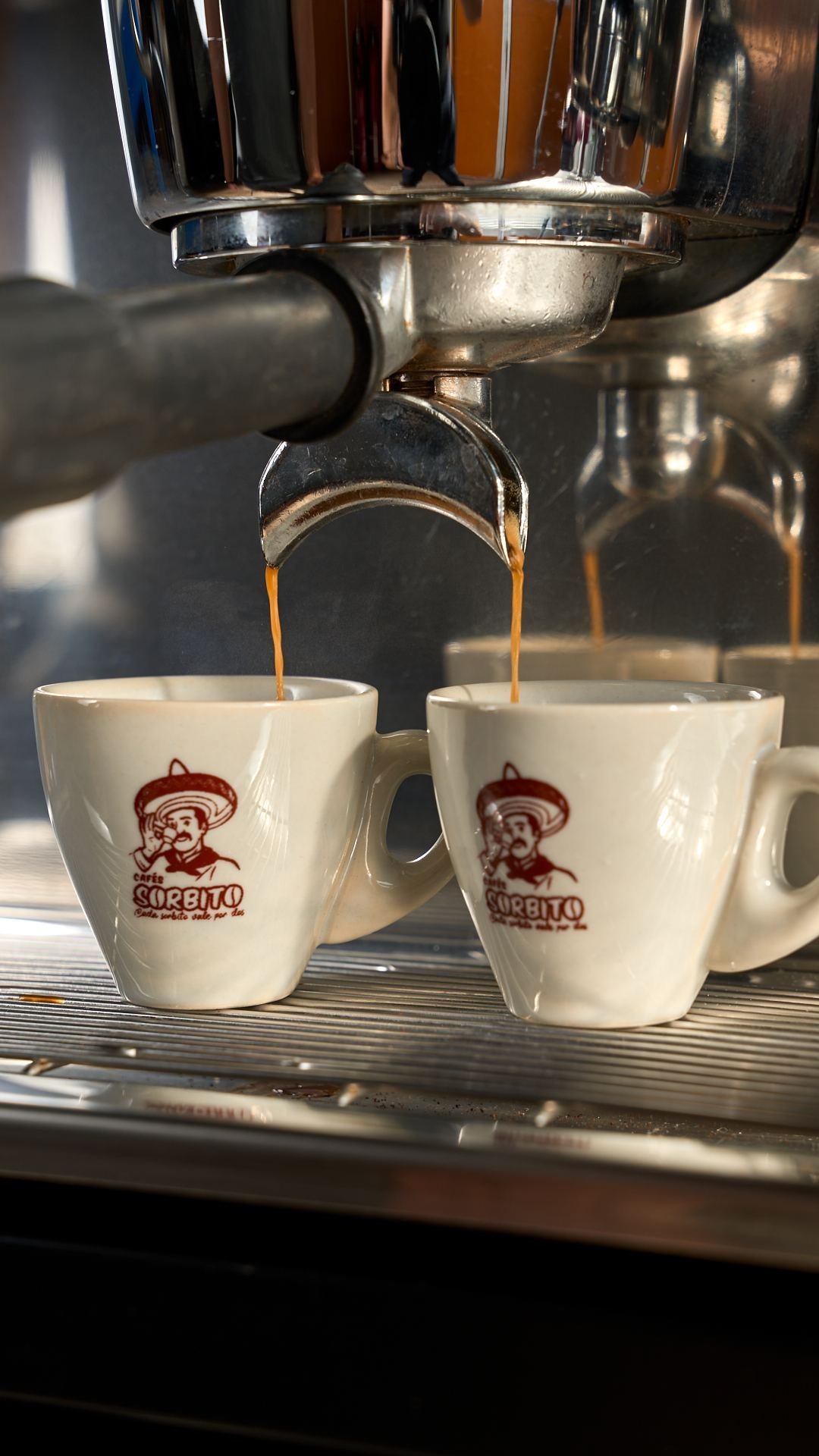 Dos tazas de Cafés Sorbito recibiendo el espresso en la cafetera