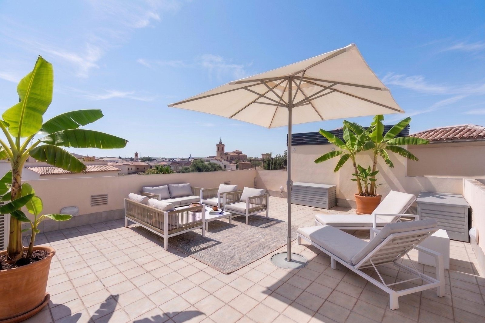 Terraza de ático con vistas al pueblo en Mallorca