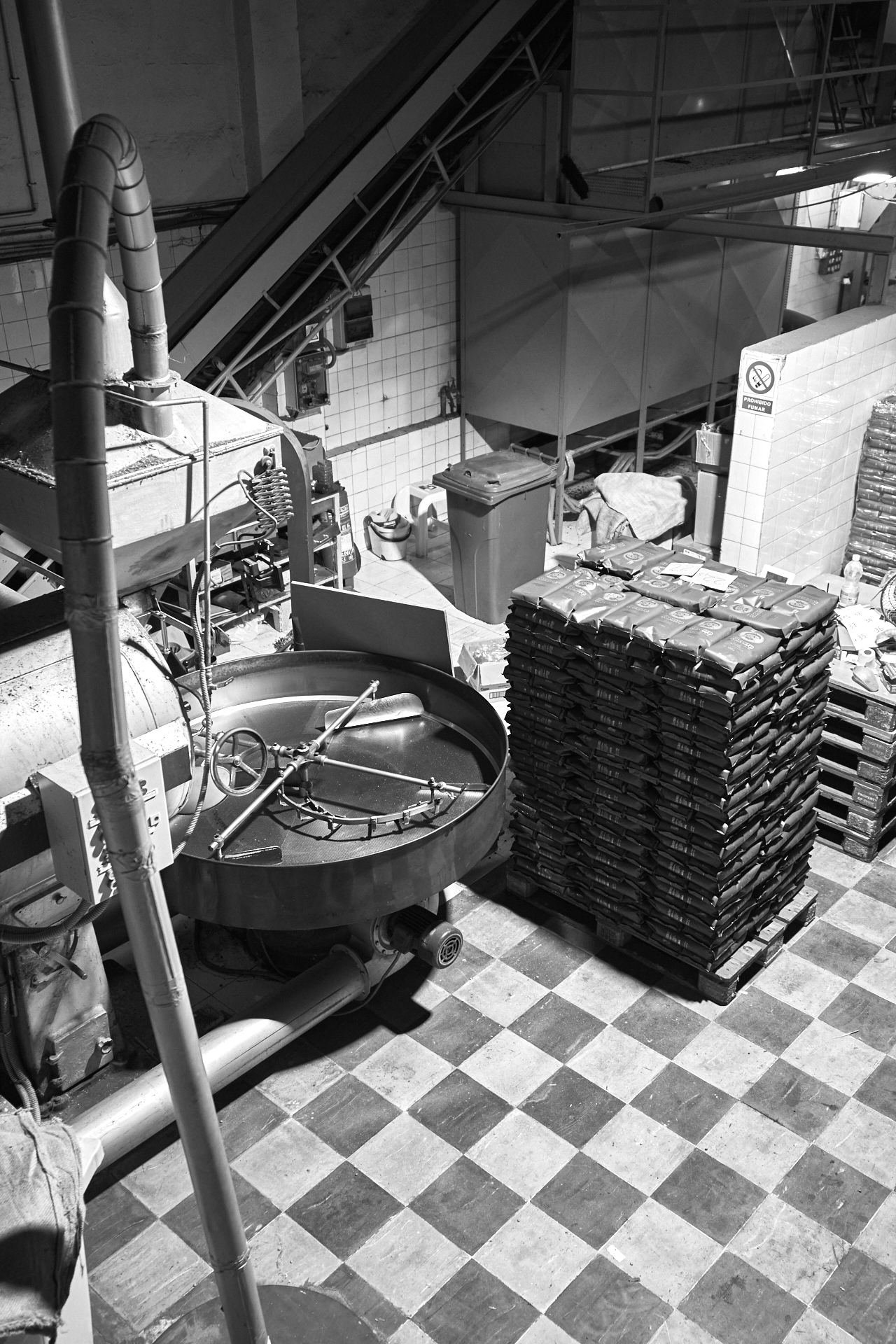 Tostadero de Cafés Sorbito con palé de paquetes de café, en blanco y negro